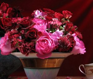 Preview wallpaper roses, carnations, flowers, bouquet, vase, petals, table