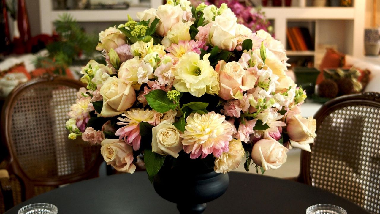 Wallpaper roses, chrysanthemums, flowers, bouquet, vase, table