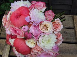 Preview wallpaper roses, chrysanthemums, ranunkulyus, bouquet, tenderness