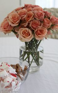 Preview wallpaper roses, flowers, bouquet, vase, candy