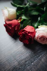 Preview wallpaper roses, flowers, bouquet, wood, surface