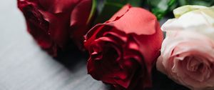 Preview wallpaper roses, flowers, bouquet, wood, surface