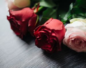 Preview wallpaper roses, flowers, bouquet, wood, surface