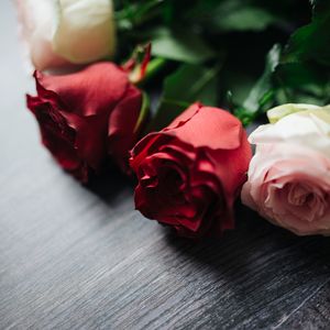 Preview wallpaper roses, flowers, bouquet, wood, surface