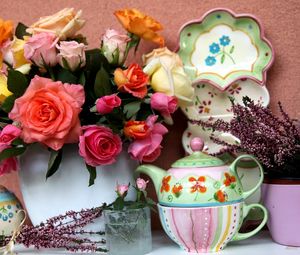 Preview wallpaper roses, flowers, bouquet, vase, tableware