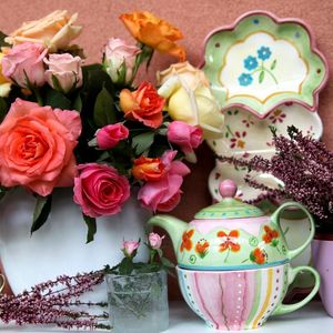 Preview wallpaper roses, flowers, bouquet, vase, tableware