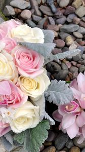 Preview wallpaper roses, flowers, bouquet, brooch, pebbles