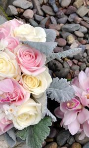 Preview wallpaper roses, flowers, bouquet, brooch, pebbles