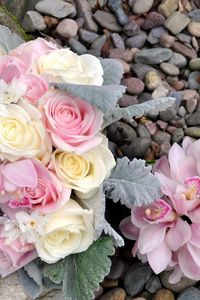 Preview wallpaper roses, flowers, bouquet, brooch, pebbles