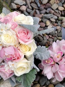 Preview wallpaper roses, flowers, bouquet, brooch, pebbles