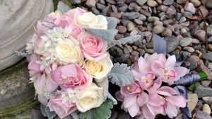 Preview wallpaper roses, flowers, bouquet, brooch, pebbles