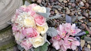 Preview wallpaper roses, flowers, bouquet, brooch, pebbles