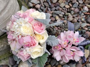 Preview wallpaper roses, flowers, bouquet, brooch, pebbles