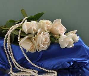 Preview wallpaper roses, flowers, bouquet, pearls, beads, pillow
