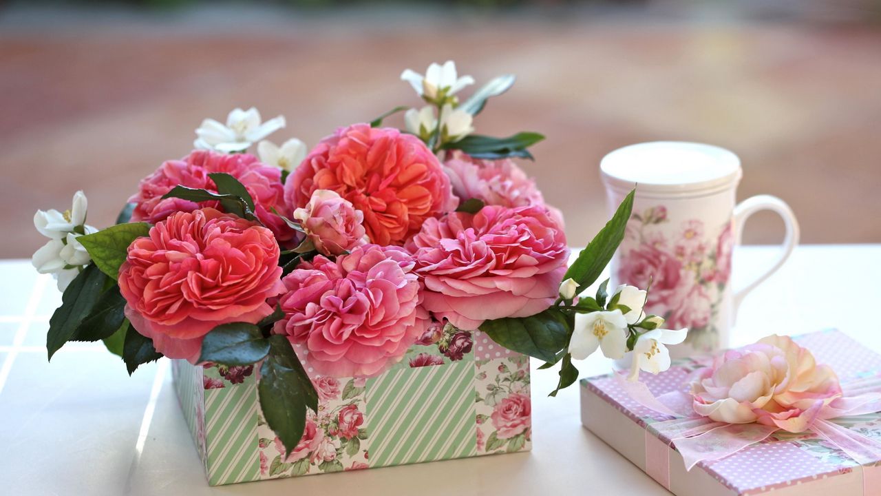 Wallpaper roses, flowers, buds, box, gift, surprise, cup