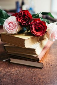 Preview wallpaper roses, flowers, petals, bouquet, books