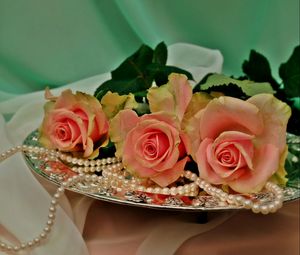 Preview wallpaper roses, flowers, three, tray, beads, pearls
