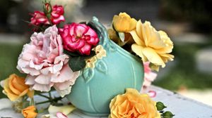 Preview wallpaper roses, flowers, vase, petals, table, blurring