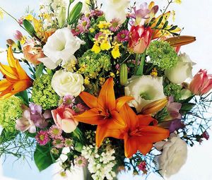 Preview wallpaper roses, lilies, flowers, bouquet, box, light