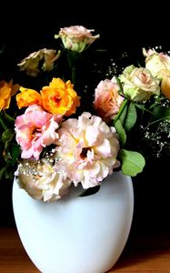 Preview wallpaper roses, loose, bouquet, gypsophila, vase, table