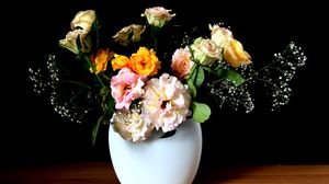 Preview wallpaper roses, loose, bouquet, gypsophila, vase, table