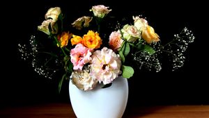 Preview wallpaper roses, loose, bouquet, gypsophila, vase, table