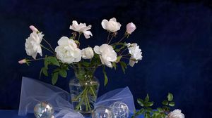 Preview wallpaper roses, vase, balls, table