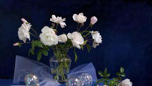 Preview wallpaper roses, vase, balls, table