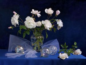 Preview wallpaper roses, vase, balls, table