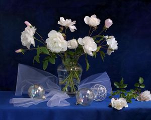 Preview wallpaper roses, vase, balls, table