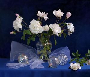 Preview wallpaper roses, vase, balls, table