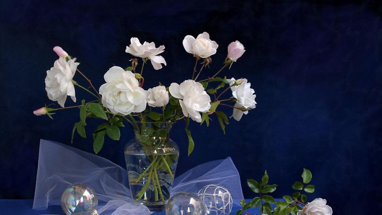 Wallpaper roses, vase, balls, table hd, picture, image