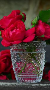 Preview wallpaper roses, vase, bouquet, petals