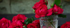 Preview wallpaper roses, vase, bouquet, petals