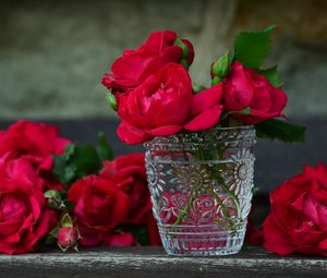 Preview wallpaper roses, vase, bouquet, petals