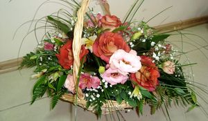Preview wallpaper russell lisianthus, alstroemeria, roses, ferns, gypsophila, composition, basket