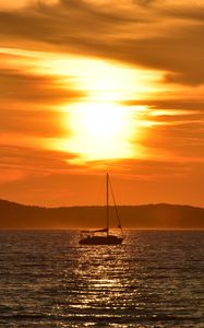 Preview wallpaper sailboat, boat, sea, sunset, glare