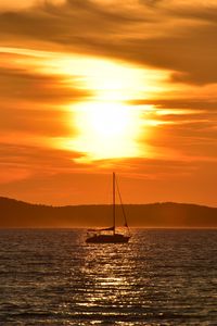 Preview wallpaper sailboat, boat, sea, sunset, glare