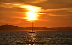 Preview wallpaper sailboat, boat, sea, sunset, glare