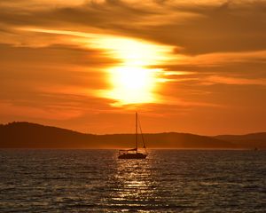 Preview wallpaper sailboat, boat, sea, sunset, glare