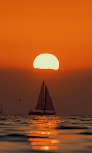 Preview wallpaper sailboat, sun, glare, sea, sunset