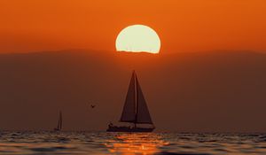 Preview wallpaper sailboat, sun, glare, sea, sunset