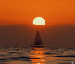 Preview wallpaper sailboat, sun, glare, sea, sunset