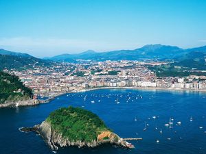 Preview wallpaper san sebastian, island, sea, ocean, buildings, greenery