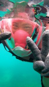 Preview wallpaper scuba diver, mask, glove, gesture