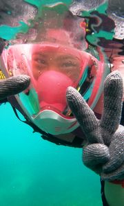 Preview wallpaper scuba diver, mask, glove, gesture