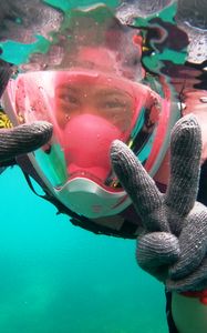 Preview wallpaper scuba diver, mask, glove, gesture