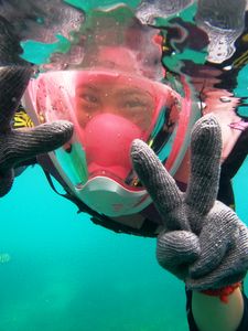 Preview wallpaper scuba diver, mask, glove, gesture