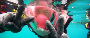 Preview wallpaper scuba diver, mask, glove, gesture