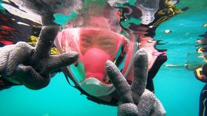 Preview wallpaper scuba diver, mask, glove, gesture